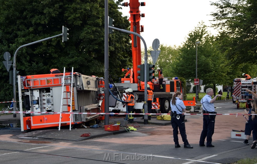 TLF 4 umgestuerzt Koeln Bocklemuend Ollenhauer Ring Militaerringstr P099.JPG - Miklos Laubert